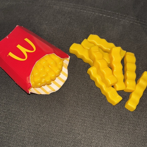 Vintage McDonald pins-lot of 16 pins, happy meal box, fries, shake, Ronald - Picture 8 of 13